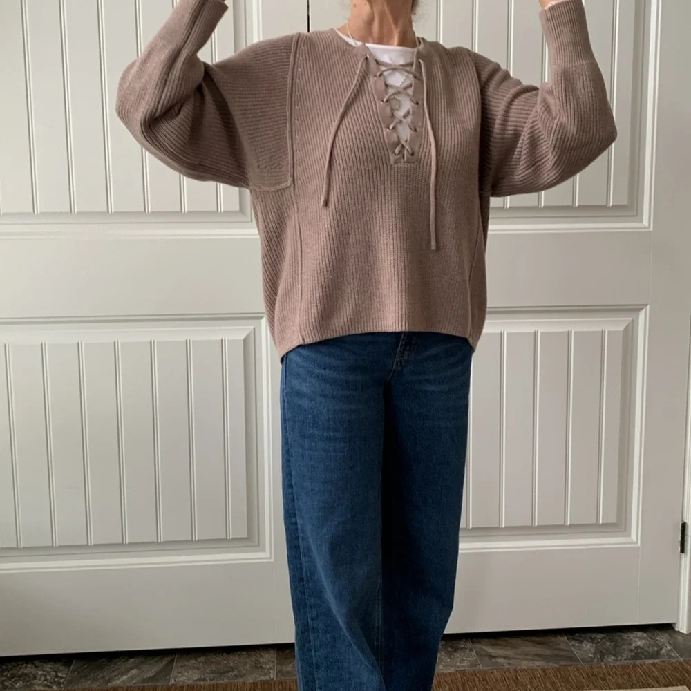 Women’s contemporary style baggy sweater. - Picture 2 of 4
